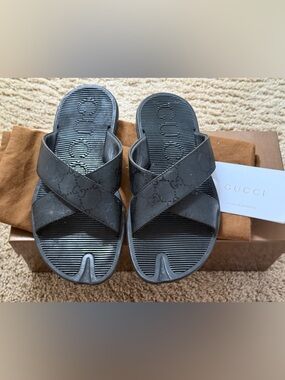 ✨ PREOWNED ✨💯% AUTHENTIC Gucci Rubber Sandal.